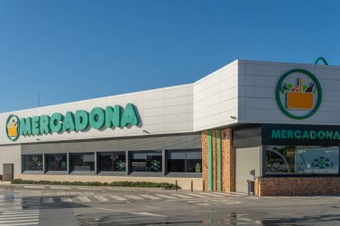 Campos, İspanya; Aralık 05 2021: Majorcan 'ın Campos kasabasındaki Mercadona süpermarket zincirinin ana cephesi