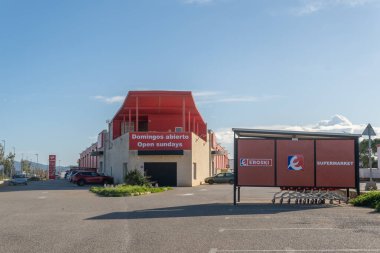 Campos, İspanya; Aralık 05 2021: Güneşli bir sabahta Eroski süpermarket zincirinin logosuyla imzalayın