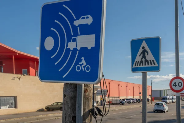 Blue Speed Control Sign Vehicles Street Background Out Focus Vehicle — Stock Photo, Image