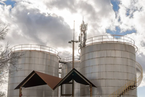 Industrielle Metalltanks Einem Sonnigen Tag Insel Mallorca Spanien — Stockfoto