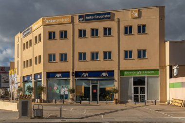 Llucmajor, İspanya; Aralık 05: 2021: İspanya 'nın Mallorca adasındaki Son Noguera sanayi bölgesinde çok uluslu sigorta şirketi Axa