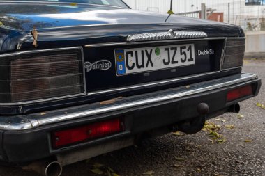 Llucmajor, İspanya: Aralık 05 2021: Daimler Çifte Altı siyah araba, güneşli bir günde sokağa park edildi