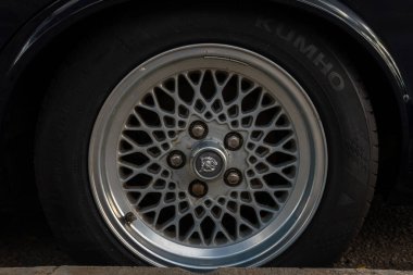 Llucmajor, İspanya: Aralık 05 2021: Daimler Double Six siyah araba, güneşli bir günde sokağa park edildi. Tekerlek kenarına yakın çekim