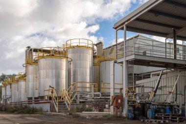 Güneşli bir günde endüstriyel metal yakıt depoları. Mallorca Adası, İspanya