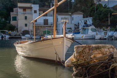 Şafak vakti Cala Figuera rıhtımına demirlemiş Mallorca adasının tipik balıkçı teknesi.