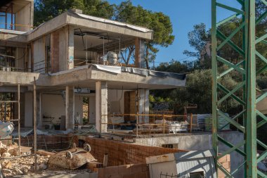Mallorca adasının kıyısında inşaat halindeki lüks konutlar. Mayorka kıyılarında inşaat sorunu, İspanya
