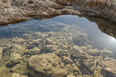 Mallorca adasının Akdeniz kıyısındaki deniz suyuyla dolu kayalık bir boşluğa yakın çekim. Doğa arkaplan resmi