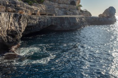 İspanya 'nın Mallorca adasındaki Cala Santanyi kentinin turistik ve pitoresk manzarası