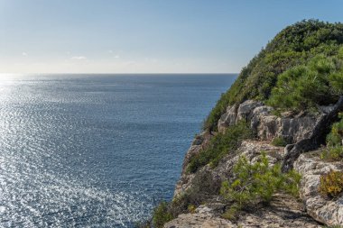 İspanya 'nın Mallorca adasındaki Cala Santanyi kentinin turistik ve pitoresk manzarası