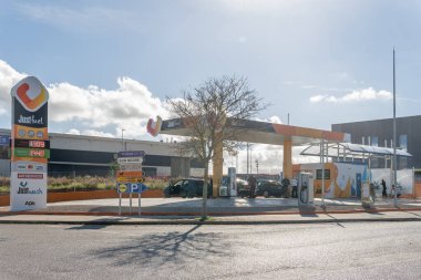 Felanitx, İspanya; Aralık 07 2021: Güneşli bir günde, Majorcan kasabası Felanitx 'in sanayi bölgesinde müşterilerle birlikte hizmet ve yakıt istasyonu