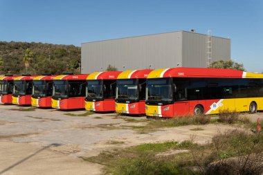 Felanitx, İspanya, 07 Aralık 2021: Güneşli bir günde Balear Adaları kamu şirketinin park halindeki otobüslerinin filosu