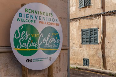 Ses Salines, İspanya; 09 Aralık 2021: Mallora 'nın farklı dillerinde Ses Salines ve Colonia de Sant Jordi kasabalarına hoş geldiniz işareti.