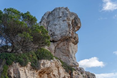 Bulutlu ve güneşli bir kış gününde Mallorca adasının kayalık kıyıları. S 'Almonia Koyu