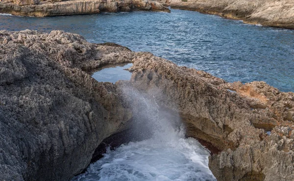 Bulutlu Güneşli Bir Kış Gününde Mallorca Adasının Kayalık Kıyıları Almonia — Stok fotoğraf