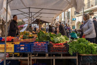 Santanyi, İspanya; 11 Aralık 2021: Mallorcan 'ın Santanyi kasabasındaki haftalık sokak pazarı, kış Noel sezonu boyunca. Taze ve mevsimsel gıda ürünleri satan tezgahlar