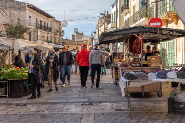 Santanyi, İspanya; 11 Aralık 2021: Mallorcan 'ın Santanyi kasabasındaki haftalık sokak pazarı, kış Noel sezonu boyunca. Taze ve mevsimsel gıda ürünleri satan tezgahlar