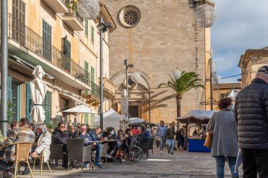 Santanyi, İspanya; 11 Aralık 2021: Mallorcan 'ın Santanyi kasabasındaki haftalık sokak pazarı, kış Noel sezonu boyunca. Taze ve mevsimsel gıda ürünleri satan tezgahlar