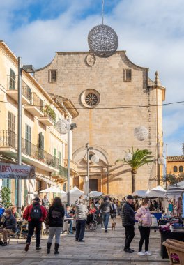 Santanyi, İspanya; 11 Aralık 2021: Mallorcan 'ın Santanyi kasabasındaki haftalık sokak pazarı, kış Noel sezonu boyunca. Taze ve mevsimsel gıda ürünleri satan tezgahlar