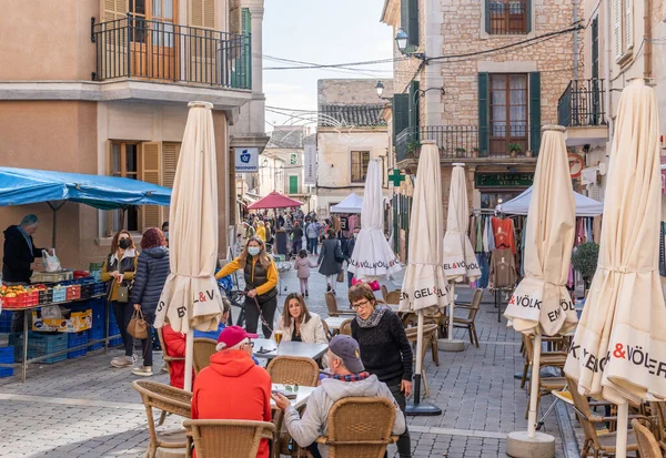 Santanyi, İspanya; 11 Aralık 2021: Mallorcan 'ın Santanyi kasabasındaki haftalık sokak pazarı, kış Noel sezonu boyunca. Taze ve mevsimsel gıda ürünleri satan tezgahlar