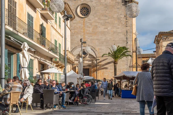 Santanyi, İspanya; 11 Aralık 2021: Mallorcan 'ın Santanyi kasabasındaki haftalık sokak pazarı, kış Noel sezonu boyunca. Taze ve mevsimsel gıda ürünleri satan tezgahlar