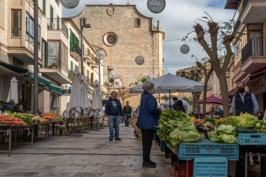 Santanyi, İspanya; 11 Aralık 2021: Mallorcan 'ın Santanyi kasabasındaki haftalık sokak pazarı, kış Noel sezonu boyunca. Taze ve mevsimsel gıda ürünleri satan tezgahlar