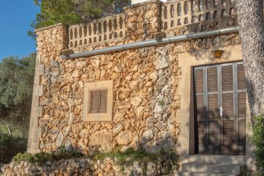 Majorcan 'ın Cala Figuera kasabasındaki taş ev, mimari ve Akdeniz çam ormanlarıyla çevrili.