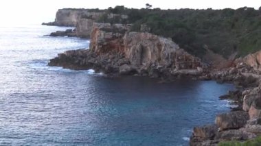 Bulutlu ve güneşli bir kış gününde Mallorca adasının kayalık kıyıları. S 'Almonia Koyu