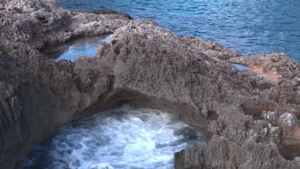 Bulutlu Güneşli Bir Kış Gününde Mallorca Adasının Kayalık Kıyıları Almonia — Stok video