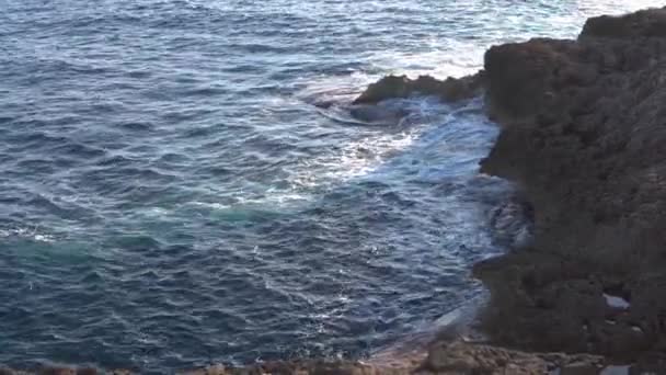 曇り空と晴れた冬の日にマヨルカ島の岩の海岸の風景 カラドール — ストック動画