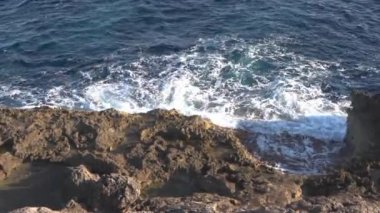 Bulutlu ve güneşli bir kış gününde Mallorca adasının kayalık kıyıları. Cala d'Or