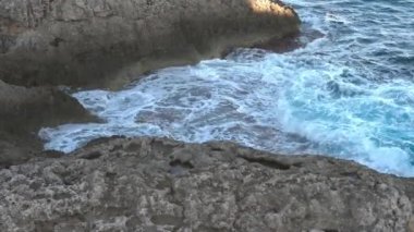 Bulutlu ve güneşli bir kış gününde Mallorca adasının kayalık kıyıları. Cala d'Or