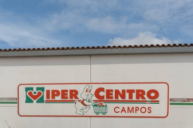 Campos, İspanya; 21 Aralık 2021: Majorcan kasabası Campos 'taki Hipercentro hipermarketinin genel görünümü, güneş ve bulutların olduğu bir gün