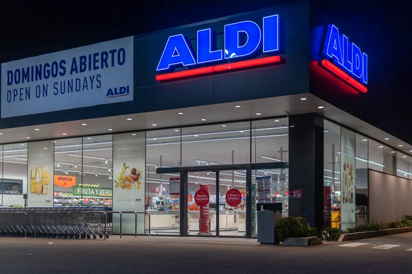 スペインのカンポス 2021年12月21日 夜にドイツの食物連鎖Aldiのスーパーマーケットの一般的な見解 — ストック写真