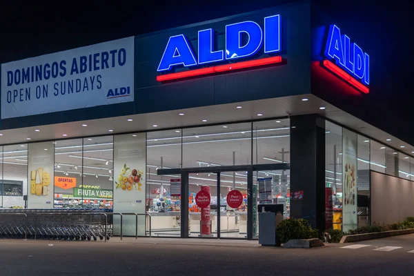 Campos, İspanya; 21 Aralık 2021: Alman gıda zinciri Aldi 'nin geceleri bir süpermarketinin genel görünümü