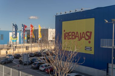 Palma de Mallorca, İspanya; 27 Aralık 2021: İsveç çokuluslu mobilya ve dekorasyon şirketi Ikea 'nın ön cephesi, güneşli bir sabah Palma de Mallorca' da