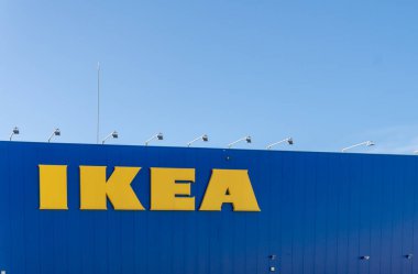 Palma de Mallorca, İspanya; 27 Aralık 2021: İsveç çokuluslu mobilya ve dekorasyon şirketi Ikea 'nın ön cephesi, güneşli bir sabah Palma de Mallorca' da