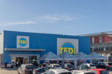 Palma de Mallorca, İspanya; 27 Aralık 2021: Güneşli bir sabah Palma de Mallorca 'da Alman çok uluslu eczane şirketi Tedi' nin ana cephesi