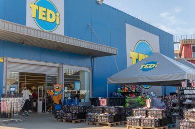 Palma de Mallorca, İspanya; 27 Aralık 2021: Güneşli bir sabah Palma de Mallorca 'da Alman çok uluslu eczane şirketi Tedi' nin ana cephesi