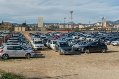 Palma de Mallorca, İspanya; 27 Aralık 2021: Cezalı araçların belediye otoparkı, polis tarafından el konuldu. Palma de Mallorca, İspanya