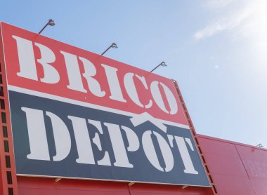 Palma de Mallorca, İspanya; 27 Aralık 2021: Çok uluslu şirket Brico Depot 'un Palma de Mallorca şehrindeki ana girişi