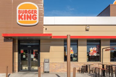 Palma de Mallorca, İspanya; 27 Aralık 2021: İspanya 'nın Palma de Mallorca kentindeki çok uluslu fast food şirketi Burguer King' in genel görünümü