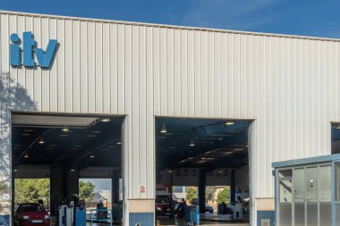 Palma de Mallorca, İspanya; 30 Aralık 2021: Son Oms sanayi bölgesi, Palma de Mallorca, İspanya 'da güneşli bir günde ITV' de teknik araç denetim tesisleri