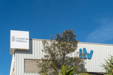 Palma de Mallorca, İspanya; 30 Aralık 2021: Son Oms sanayi bölgesi, Palma de Mallorca, İspanya 'da güneşli bir günde ITV' de teknik araç denetim tesisleri