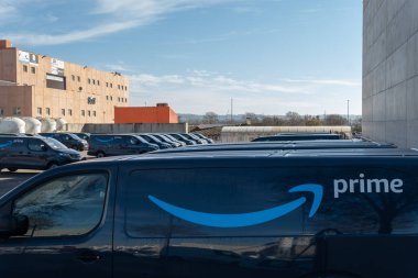 Palma de Mallorca, İspanya; 30 Aralık 2021: Çok uluslu Amazon Prime şirketinin teslimat kamyonetleri, bir otoparka park edildi.