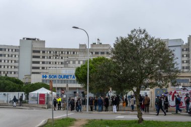Palma de Mallorca, İspanya; Ocak 02 2022: Palma de Mallorca 'daki Son Dureta hastanesinde Covid-19 aşı noktası. Aşı için maske takan insanlar. Yeni normallik kavramı