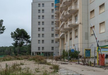 Palma de Mallorca, İspanya; Ocak 02 2022: Bulutlu bir günde İspanya 'nın Palma de Mallorca şehrinde terk edilmiş Son Dureta Hastanesi