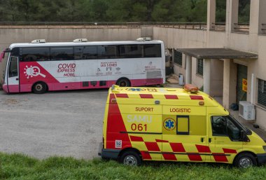 Palma de Mallorca, İspanya; Ocak 02 2022: Ambulans ve otobüs Covid-19 model mobil bir aşı noktasına dönüştürüldü. Palma de Mallorca, İspanya