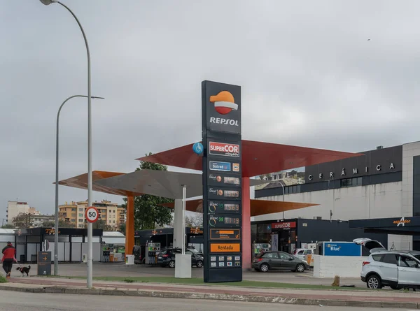 Felanitx, İspanya; Aralık 07 2021: Repsol şirketinin müşterilerle birlikte Palma de Mallorca sanayi bölgesinde hizmet ve yakıt istasyonu