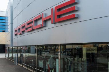 Palma de Mallorca, İspanya; Ocak 02 2022: İspanya 'nın Palma de Mallorca kentindeki bir sanayi bölgesinde lüks Porsche markasının araba galerisi