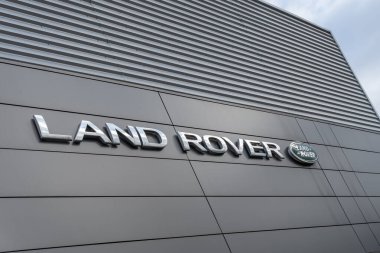 Palma de Mallorca, İspanya; Ocak 02 2022: İspanya 'nın Palma de Mallorca kentindeki bir endüstriyel parktaki lüks Land Rover markasının araba galerisi